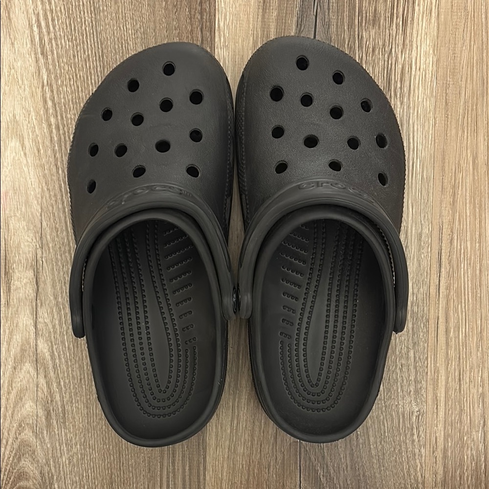 *size 6* black croc clogs
